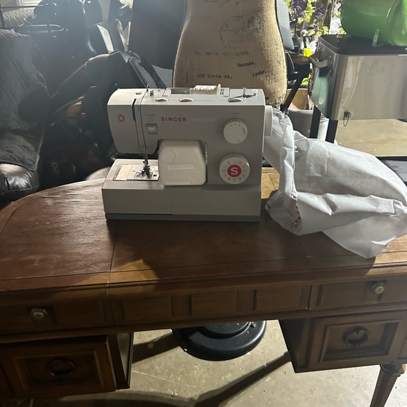 Singer Sewing machine - Picture 2 of 2